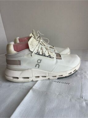 On White Cloudnova 2 Sneakers Modern Design Women’s Size 8